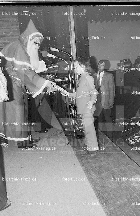 1972 Weihnachtsfeier für die Kinder der Angestellten der Agrob: WHFRKNNGGR-012906