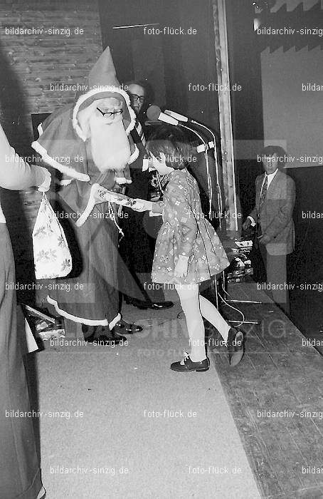 1972 Weihnachtsfeier für die Kinder der Angestellten der Agrob: WHFRKNNGGR-012913