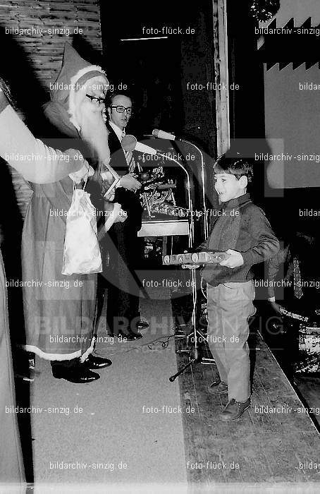 1972 Weihnachtsfeier für die Kinder der Angestellten der Agrob: WHFRKNNGGR-012932