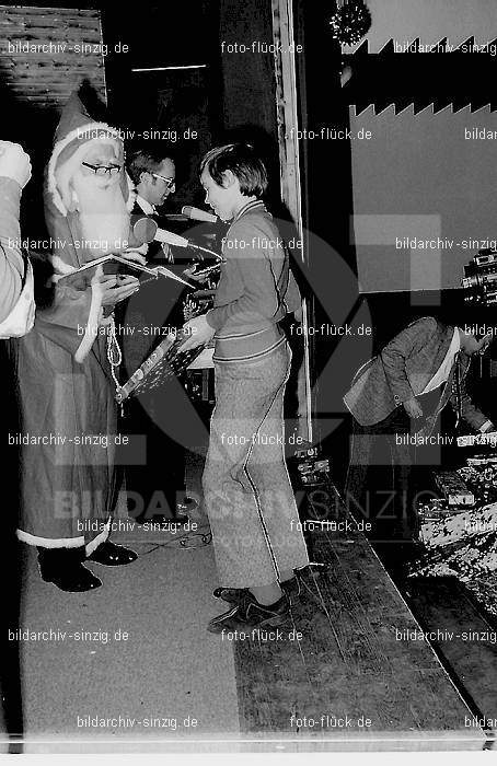 1972 Weihnachtsfeier für die Kinder der Angestellten der Agrob: WHFRKNNGGR-012936