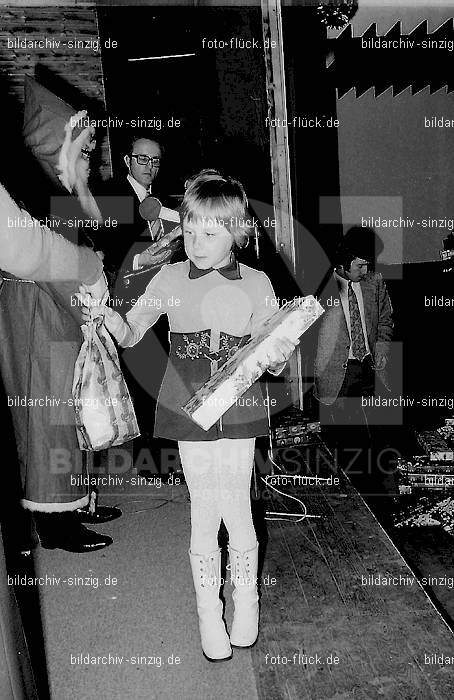 1972 Weihnachtsfeier für die Kinder der Angestellten der Agrob: WHFRKNNGGR-012938
