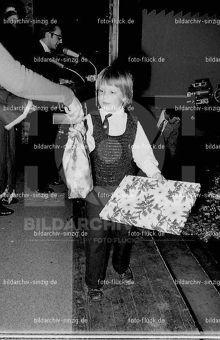 1972 Weihnachtsfeier für die Kinder der Angestellten der Agrob: WHFRKNNGGR-012942
