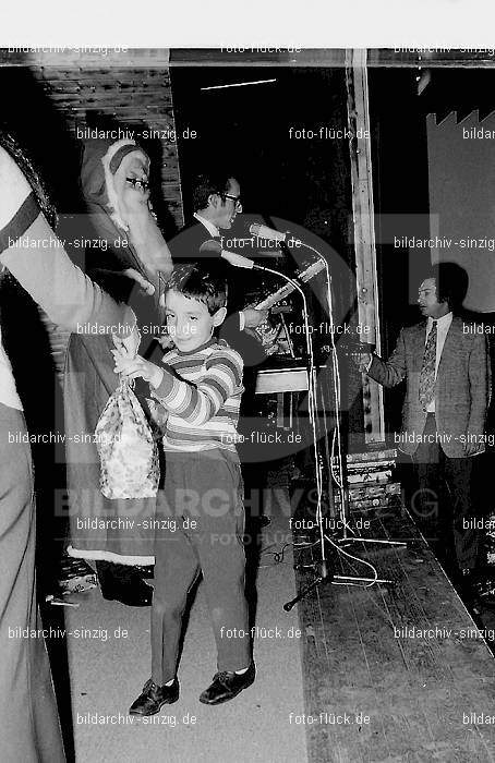 1972 Weihnachtsfeier für die Kinder der Angestellten der Agrob: WHFRKNNGGR-012945
