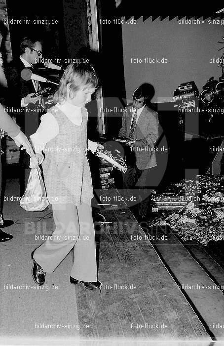 1972 Weihnachtsfeier für die Kinder der Angestellten der Agrob: WHFRKNNGGR-012946
