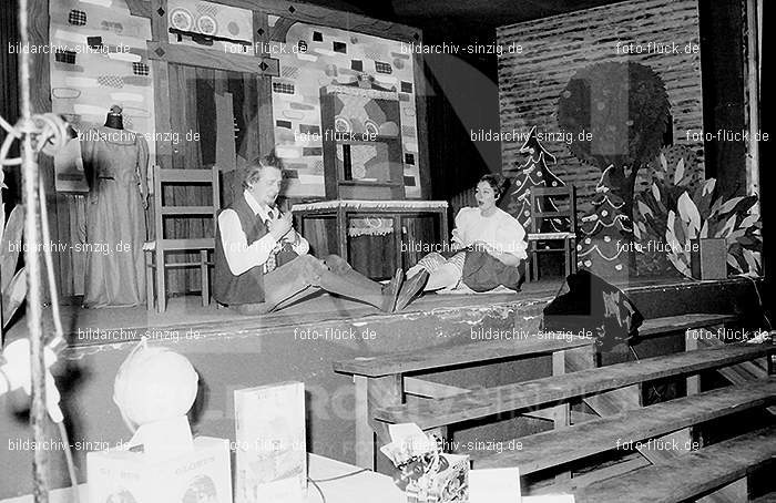 1972 Weihnachtsfeier für die Kinder der Angestellten der Agrob: WHFRKNNGGR-012970