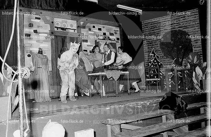 1972 Weihnachtsfeier für die Kinder der Angestellten der Agrob: WHFRKNNGGR-012974
