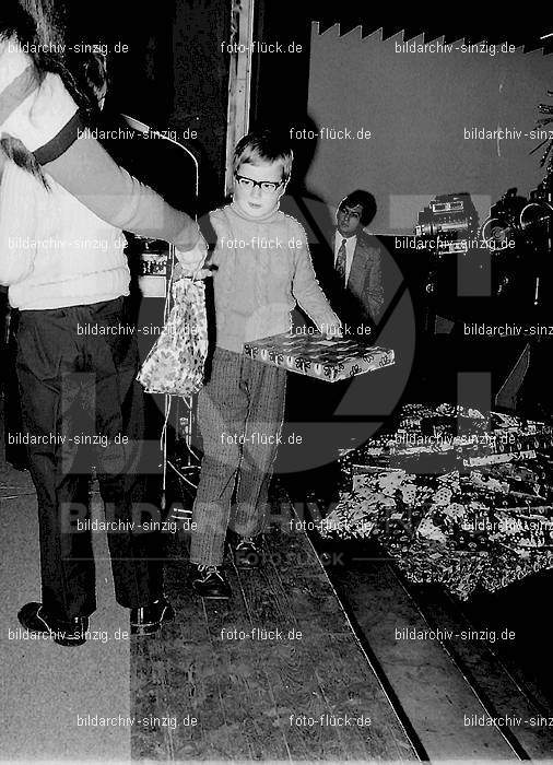 1972 Weihnachtsfeier für die Kinder der Angestellten der Agrob: WHFRKNNGGR-012988