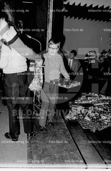 1972 Weihnachtsfeier für die Kinder der Angestellten der Agrob: WHFRKNNGGR-012992