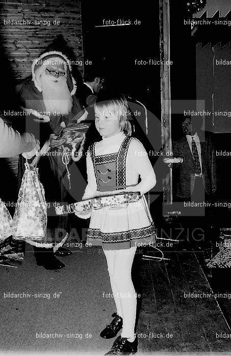 1972 Weihnachtsfeier für die Kinder der Angestellten der Agrob: WHFRKNNGGR-012994