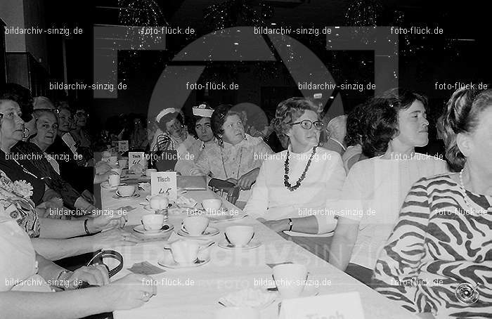 1972 Weiberfastnacht im Helenensaal Sinzig: WBHLSN-013286