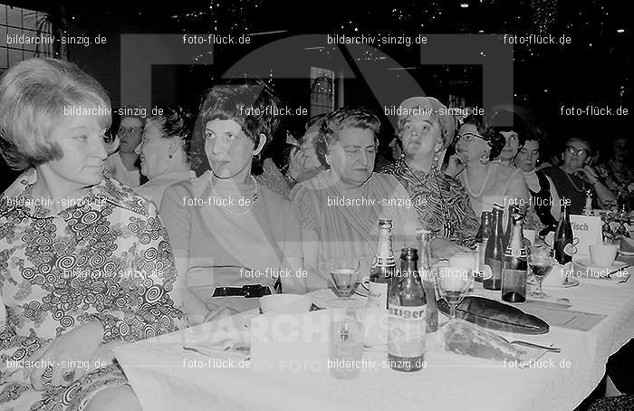 1972 Weiberfastnacht im Helenensaal Sinzig: WBHLSN-013339