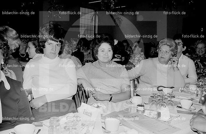 1972 Weiberfastnacht im Helenensaal Sinzig: WBHLSN-013353