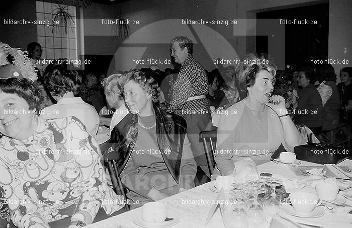 1972 Weiberfastnacht im Helenensaal Sinzig: WBHLSN-013356