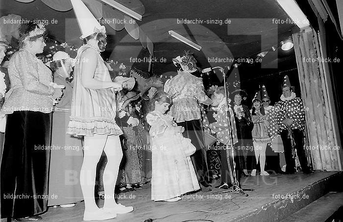 1972 Weiberfastnacht im Helenensaal Sinzig: WBHLSN-013395