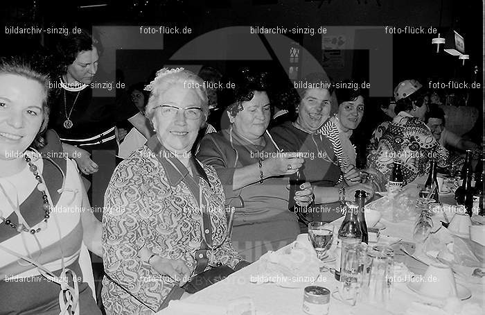 1972 Weiberfastnacht im Helenensaal Sinzig: WBHLSN-013409