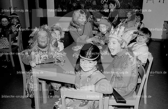 1972 Karneval im Kindergarten St. Peter in Sinzig: KRKNSTPTSN-013577