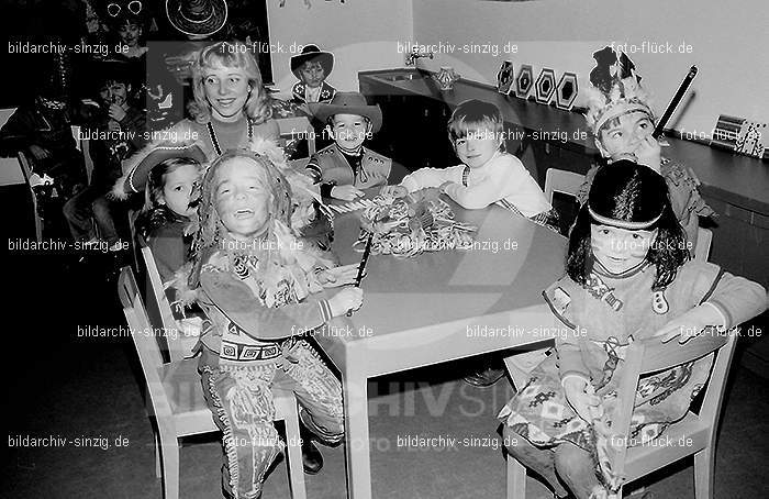 1972 Karneval im Kindergarten St. Peter in Sinzig: KRKNSTPTSN-013579