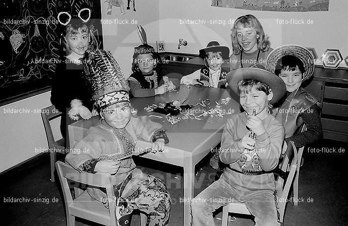 1972 Karneval im Kindergarten St. Peter in Sinzig: KRKNSTPTSN-013580