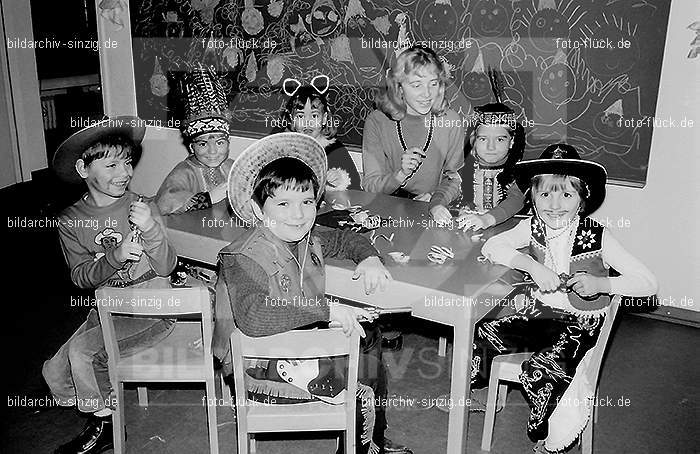 1972 Karneval im Kindergarten St. Peter in Sinzig: KRKNSTPTSN-013581