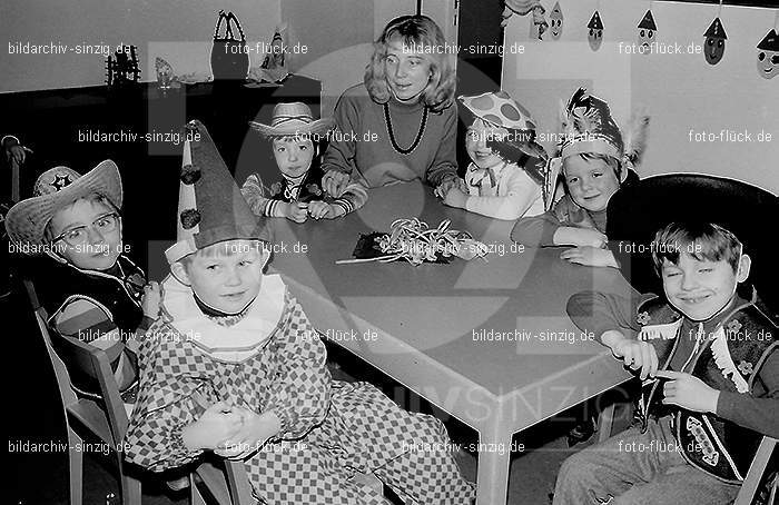 1972 Karneval im Kindergarten St. Peter in Sinzig: KRKNSTPTSN-013582
