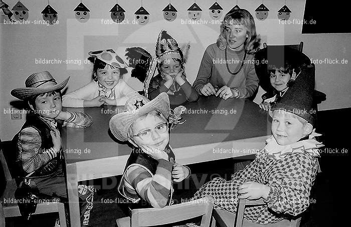 1972 Karneval im Kindergarten St. Peter in Sinzig: KRKNSTPTSN-013583