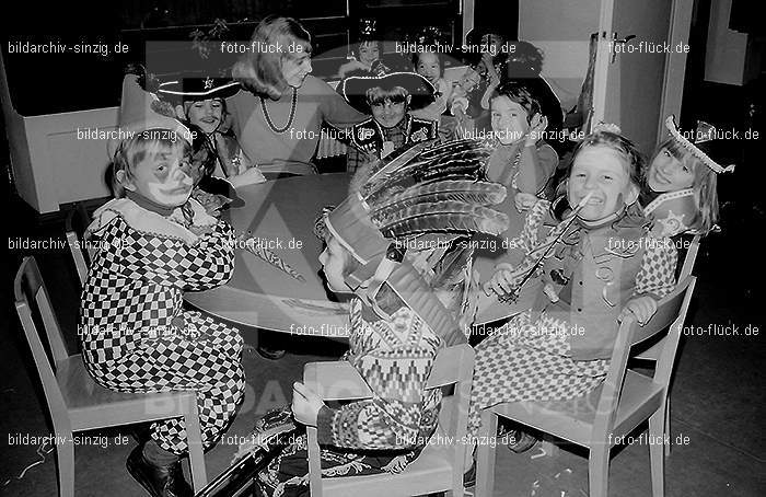 1972 Karneval im Kindergarten St. Peter in Sinzig: KRKNSTPTSN-013584