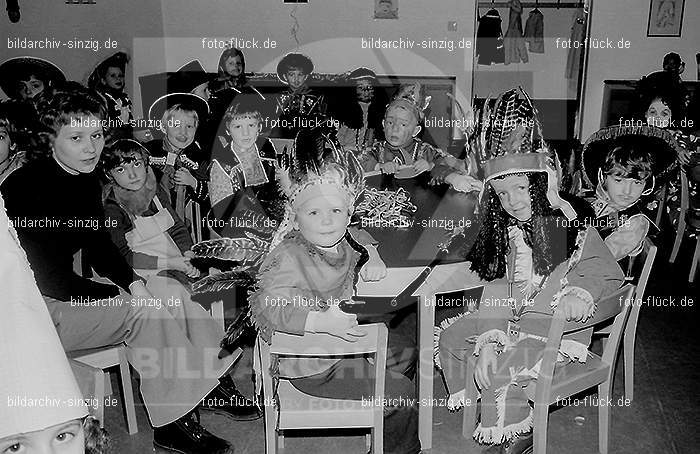 1972 Karneval im Kindergarten St. Peter in Sinzig: KRKNSTPTSN-013586