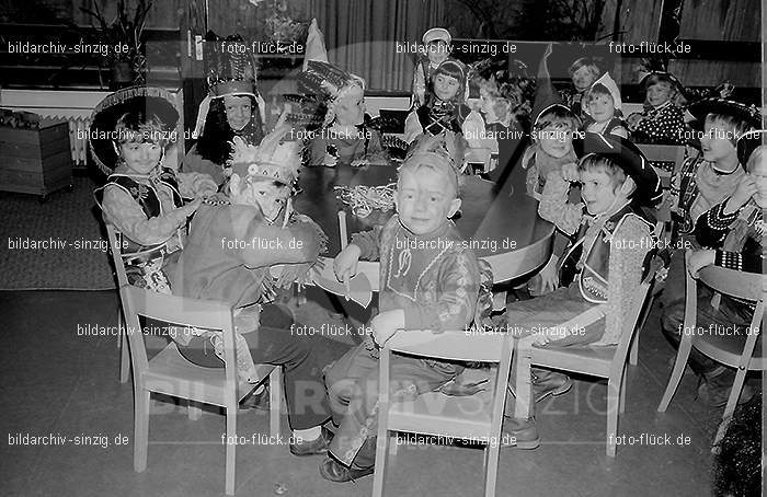 1972 Karneval im Kindergarten St. Peter in Sinzig: KRKNSTPTSN-013587