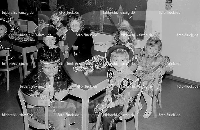 1972 Karneval im Kindergarten St. Peter in Sinzig: KRKNSTPTSN-013588