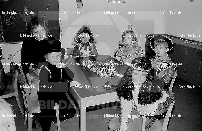 1972 Karneval im Kindergarten St. Peter in Sinzig: KRKNSTPTSN-013589