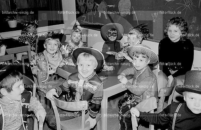 1972 Karneval im Kindergarten St. Peter in Sinzig: KRKNSTPTSN-013590