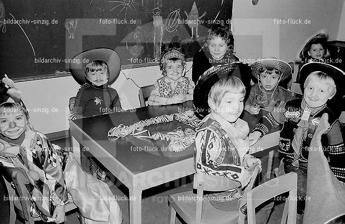 1972 Karneval im Kindergarten St. Peter in Sinzig: KRKNSTPTSN-013591