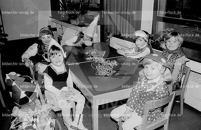 1972 Karneval im Kindergarten St. Peter in Sinzig: KRKNSTPTSN-013592