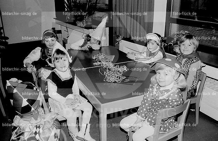 1972 Karneval im Kindergarten St. Peter in Sinzig: KRKNSTPTSN-013592