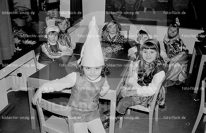 1972 Karneval im Kindergarten St. Peter in Sinzig: KRKNSTPTSN-013593
