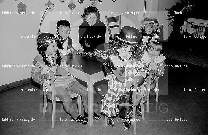 1972 Karneval im Kindergarten St. Peter in Sinzig: KRKNSTPTSN-013594