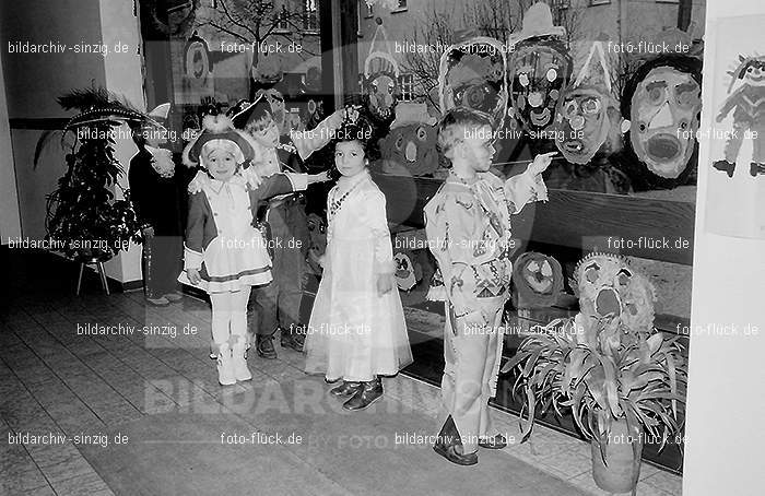 1972 Karneval im Kindergarten St. Peter in Sinzig: KRKNSTPTSN-013595