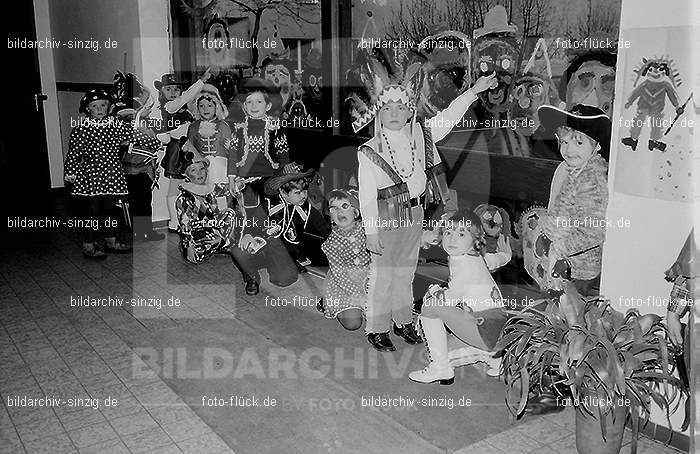 1972 Karneval im Kindergarten St. Peter in Sinzig: KRKNSTPTSN-013596