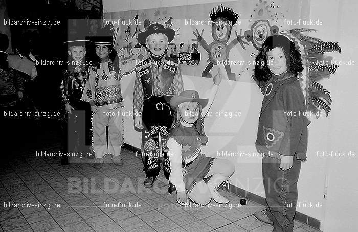 1972 Karneval im Kindergarten St. Peter in Sinzig: KRKNSTPTSN-013597