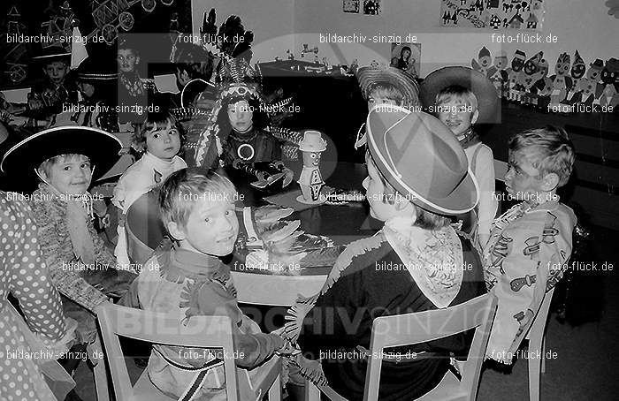 1972 Karneval im Kindergarten St. Peter in Sinzig: KRKNSTPTSN-013599