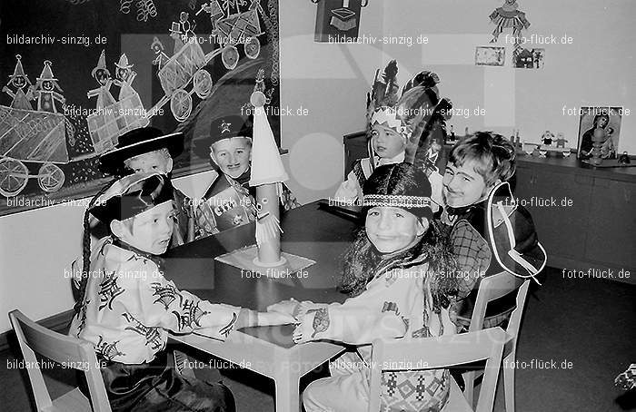 1972 Karneval im Kindergarten St. Peter in Sinzig: KRKNSTPTSN-013600