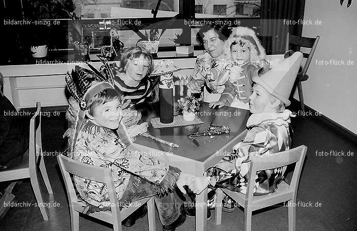 1972 Karneval im Kindergarten St. Peter in Sinzig: KRKNSTPTSN-013601