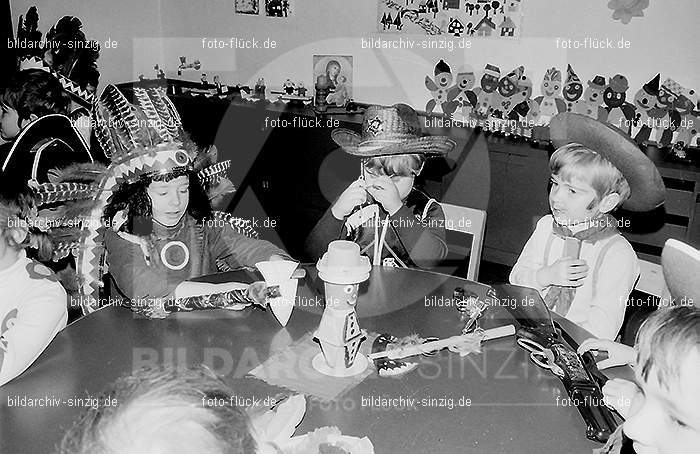 1972 Karneval im Kindergarten St. Peter in Sinzig: KRKNSTPTSN-013604