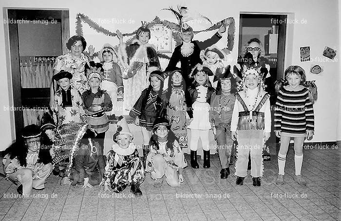 1972 Karneval im Kindergarten St. Peter in Sinzig: KRKNSTPTSN-013605