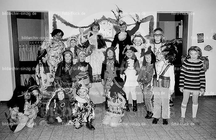 1972 Karneval im Kindergarten St. Peter in Sinzig: KRKNSTPTSN-013606