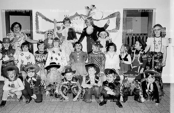 1972 Karneval im Kindergarten St. Peter in Sinzig: KRKNSTPTSN-013607