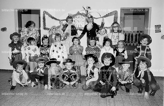 1972 Karneval im Kindergarten St. Peter in Sinzig: KRKNSTPTSN-013608