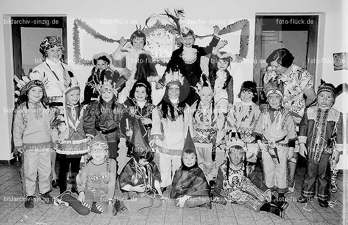 1972 Karneval im Kindergarten St. Peter in Sinzig: KRKNSTPTSN-013610