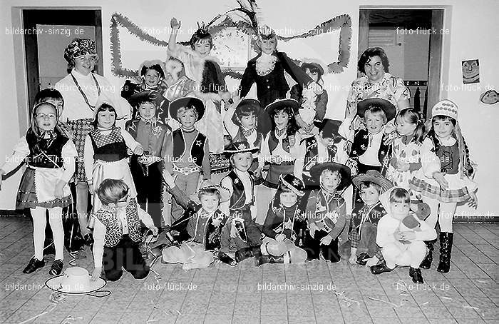 1972 Karneval im Kindergarten St. Peter in Sinzig: KRKNSTPTSN-013611