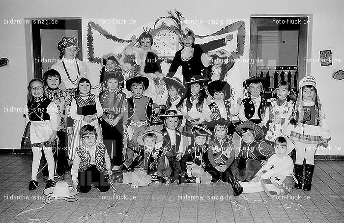 1972 Karneval im Kindergarten St. Peter in Sinzig: KRKNSTPTSN-013612
